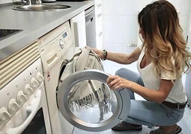 Una mujer poniendo la lavadora, en una imagen de archivo.