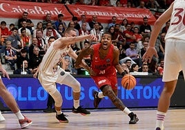 Troy Caupain rebasa la defensa de Stefan Lazarevic en el anterior partido del UCAM contra el FMP.