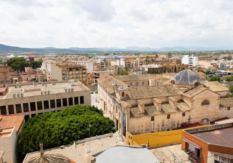 El edificio universitario de la Casa del Paso y el monasterio de Salesas, vistos desde la torre de Santa Justa.