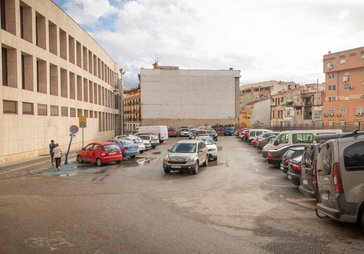 Solar que la Generalitat ha aprobado para la construcción de vivienda para jóvenes y que estaba inicialmente pensado a uso universitario.