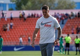 Fernando Torres, en su nueva etapa como entrenador, se retira a los vestuarios después de un partido del filial del Atlético.
