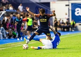 José Ruiz disputa un balón en el choque frente al Águilas.