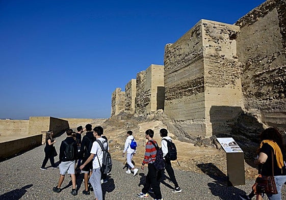 Estudiantes de Sangonera la Verde, durante la primera visita tras las obras de restauración.