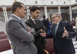José Vélez, a la derecha, junto a los diputados socialistas Manuel Sevilla y Juan Andrés Torres, antes de arrancar el Pleno de la tarde en la Asamblea Regional ayer.
