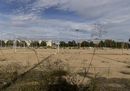 Imagen del campo de fútbol de San Antón, sin actividad deportiva, tomada este año por una de sus puertas de acceso.