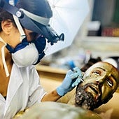 Trabajos de restauración en el rostro de la imagen.