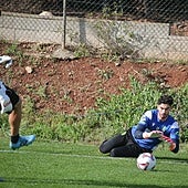 Toni Fuidias se ejercita con el entrenador de porteros David Lastra, ayer, en La Manga Club.