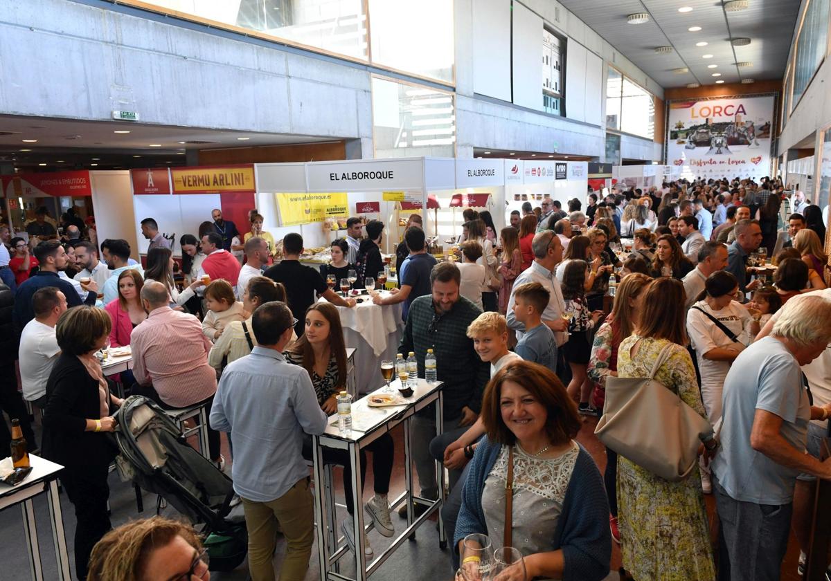 Calle de las Tapas. Asistentes reunidos en el centro de la Calle, en la pasada edición.