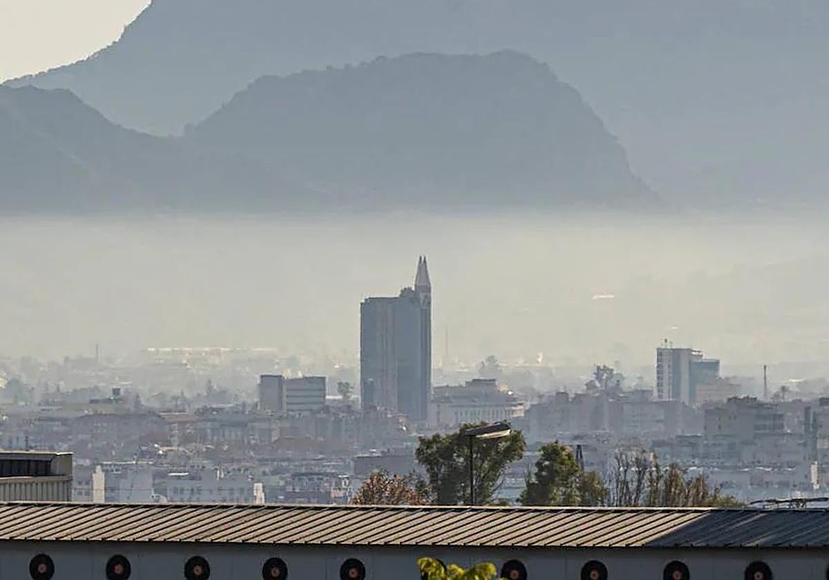 Contaminación atmosférica sobre la ciudad de Murcia, en una imagen de archivo.