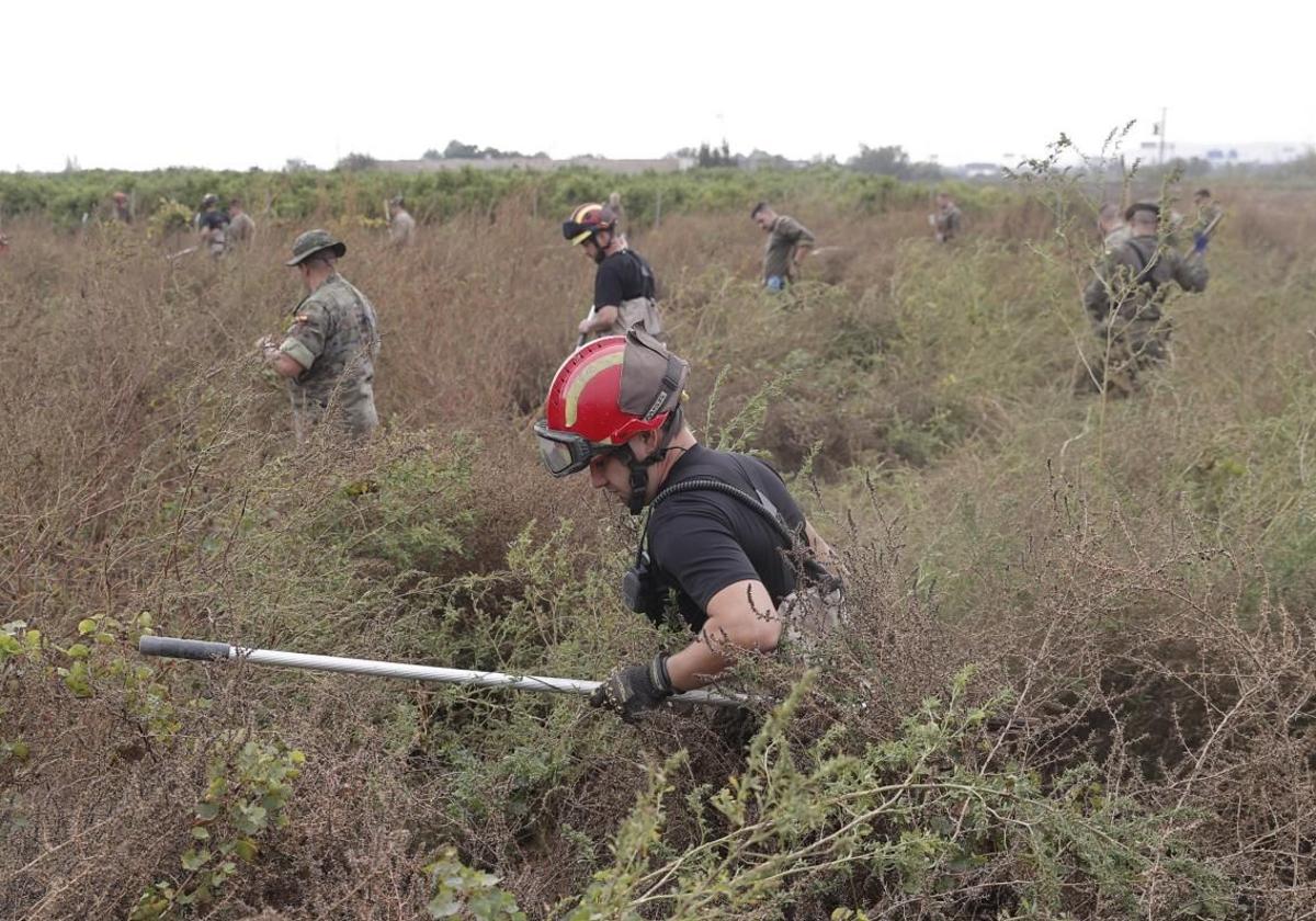 Efectivos del Ejército colaboran con bomberos en la búsqueda de desaparecidos, en Valencia.