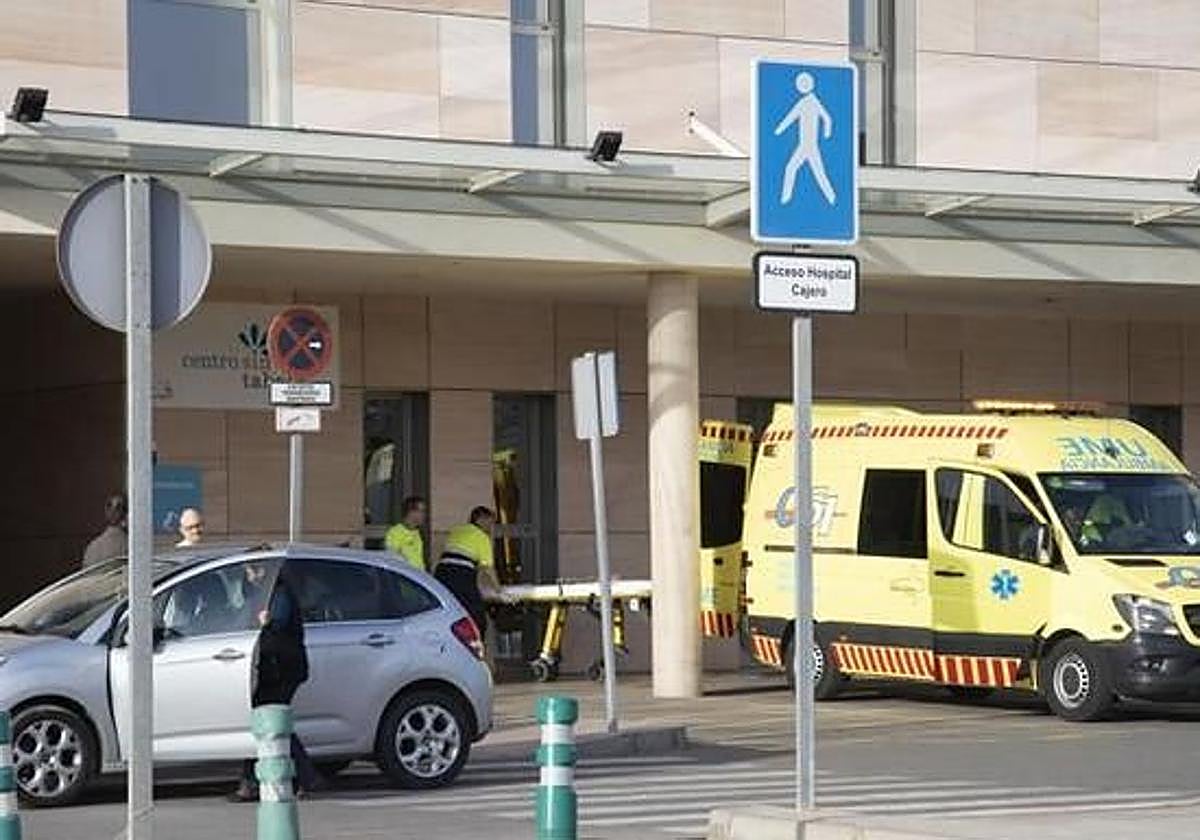 Imagen de archivo de una ambulancia en la entrada de Urgencias del Hospital Santa Lucía.