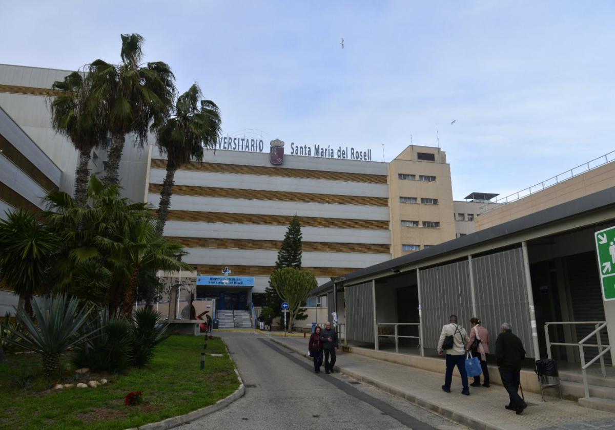 Vecinos de Cartagena andan por el recinto hospitalario Santa María del Rosell.