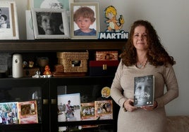 Isabel Muelas Garrido, presidenta de la Fundación Martín Álvarez Muelas, ayer, en su casa, con fotografías de su hijo Martín y el libro.