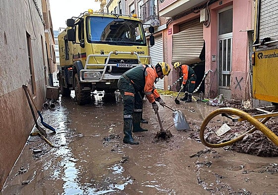 Voluntarios del dispositivo de ayuda de la Región de Murcia trabajan en Paiporta.