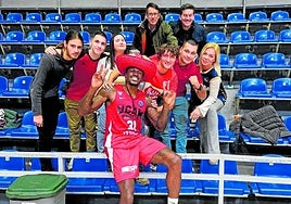 Ennis posa con los aficionados serbios del UCAM después de la victoria de su equipo ante el FMP, el miércoles.