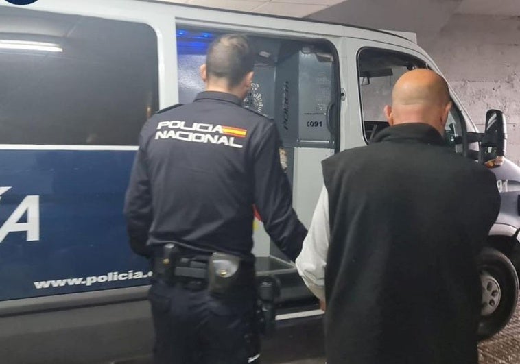 El arrestado siendo escoltado por la Policía Nacional.