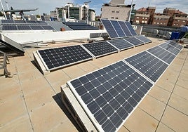 Placas solares en la terraza de un edificio en una imagen de archivo.