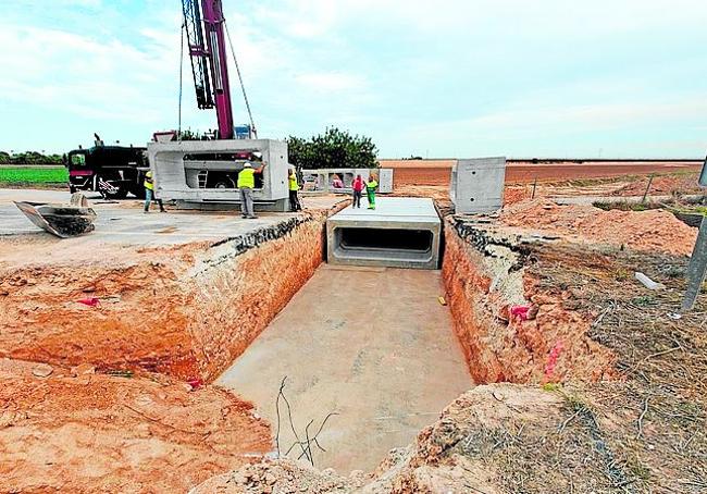 Obras para evacuar aguas en la variante de Torre Pacheco.