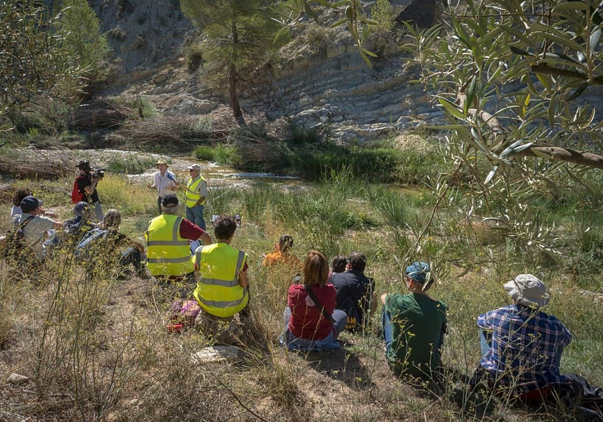 Miguel Company (de frente a la izq.) explica el afloramiento del Argos el Día Mundial de la Geodiversidad de 2023.