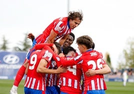 Los colchoneros Javi Serrano, Adrián Niño, Javier Boñar y Jano Monserrate celebran un gol en un partido de esta temporada.