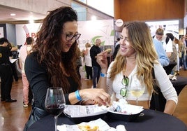 Buen ambiente en la Calle de las Tapas en la jornada inaugural de Región de Murcia Gastronómica