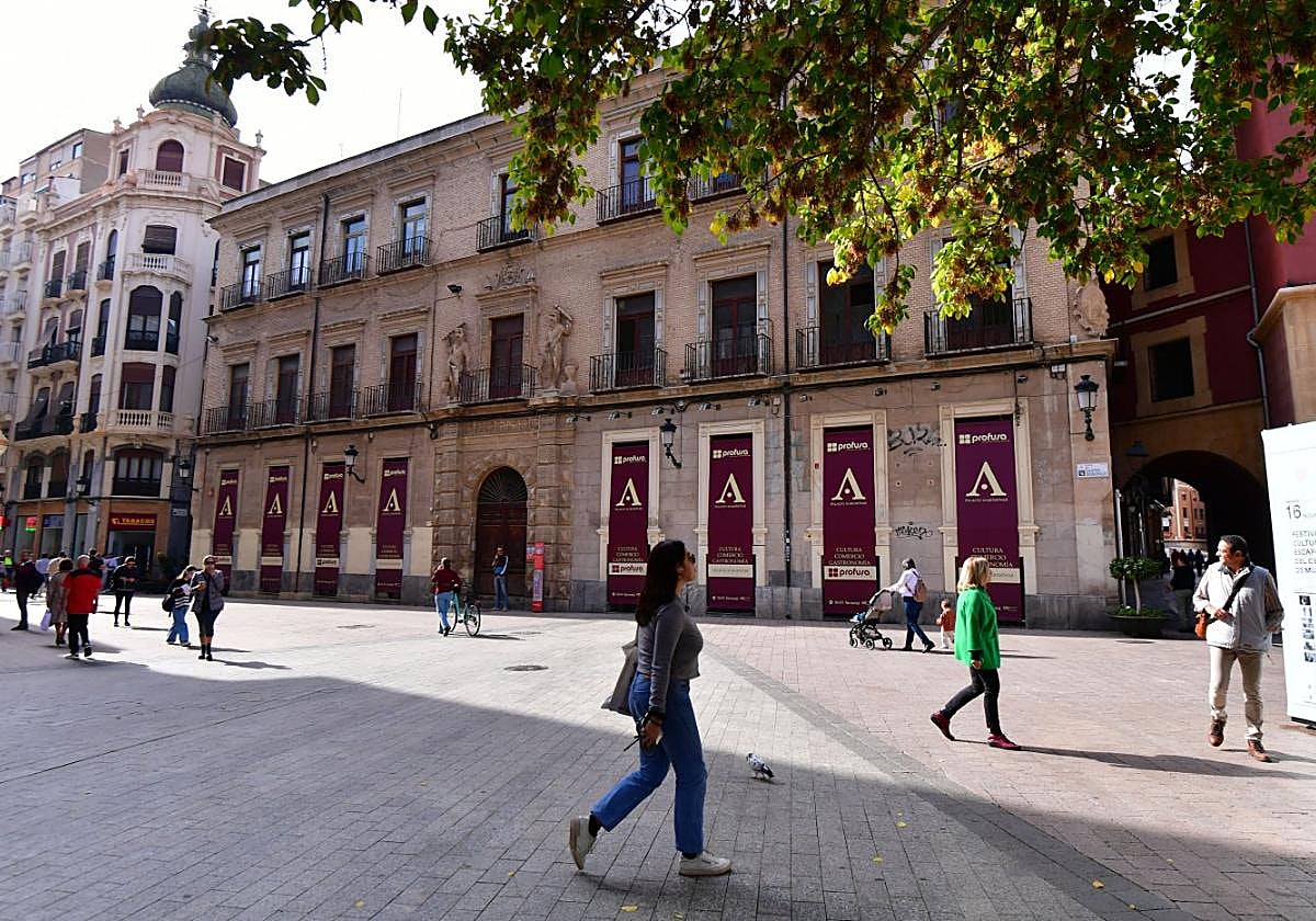 Fachada del Palacio Almodóvar, en la plaza de Santo Domingo, en una imagen tomada ayer.