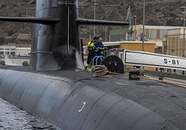 Técnicos de Navantia embarcan en el 'Isaac Peral', el pasado mes de abril.