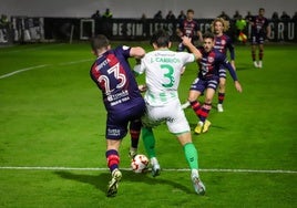 Serpeta, del Yeclano, pugna por un balón la jornada pasada.