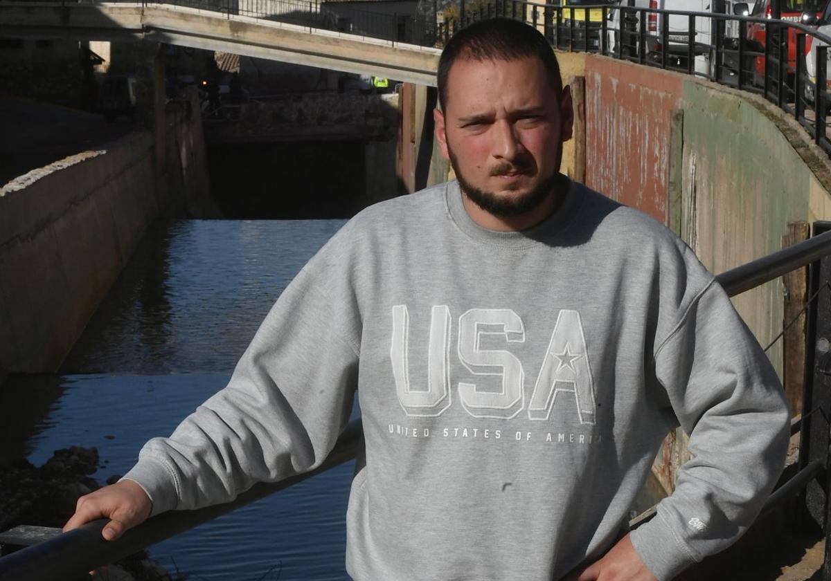 El joven alcalde de Letur, Sergio Marín, junto al arroyo que se desbordó el pasado día 29 a su paso por el pueblo.