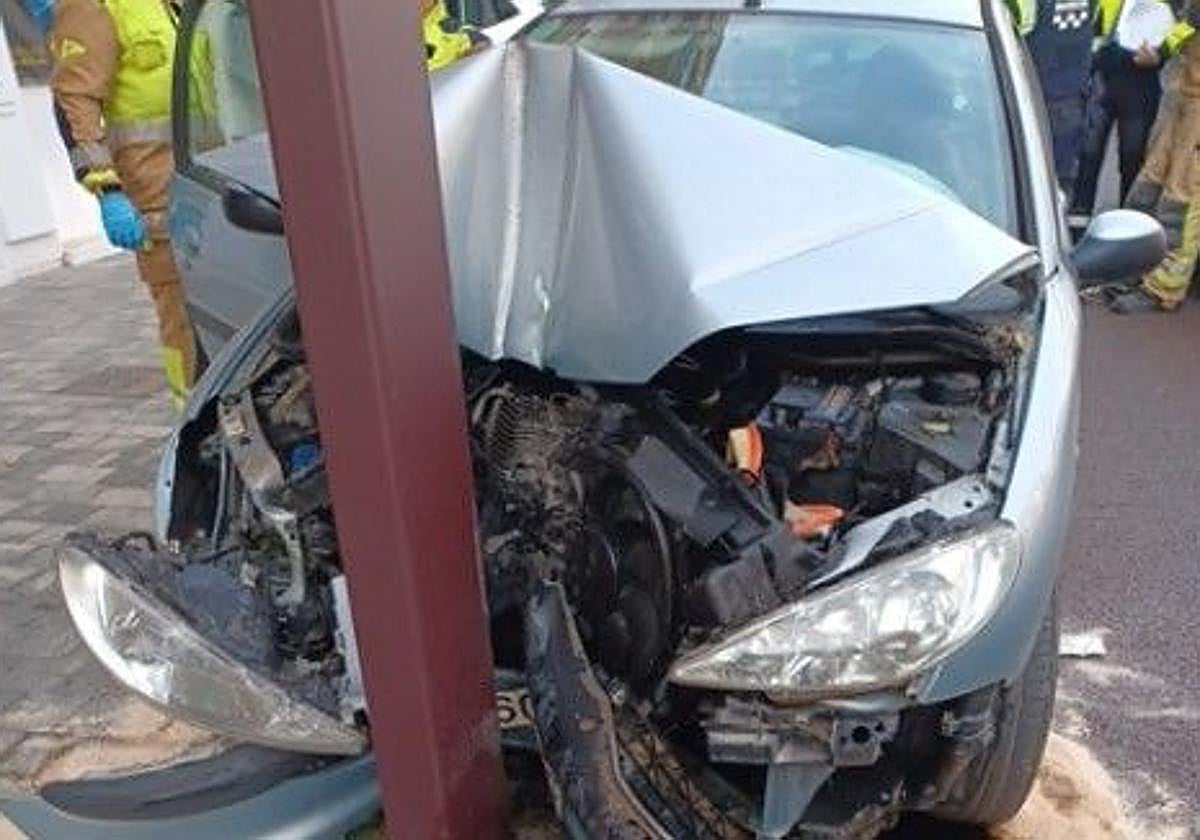 El estado del vehículo tras chocar contra la farola.