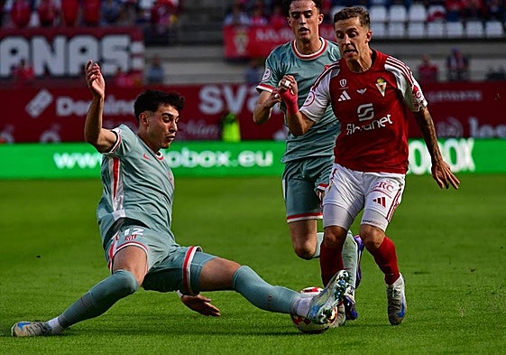 Gero Spina se lanza al suelo para cortar el avance de Loren.