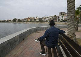 Assane, este viernes en el paseo de Puerto de Mazarrón.