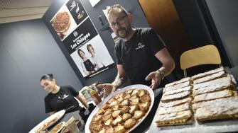 Un gazpacho yeclano alineado con olivas y piparras