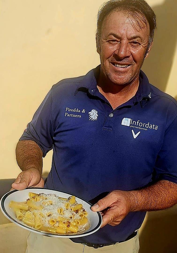 Imagen - Canonica con sus macarrones carbonara terminados.