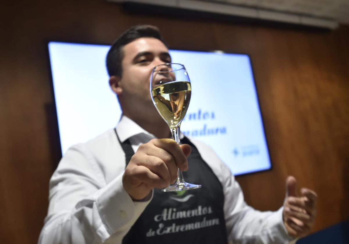 Un momento de la cata de los vinos procedentes de Extremadura, este domingo.