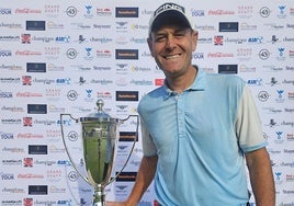 Simon Griffiths junto a su copa de ganador.