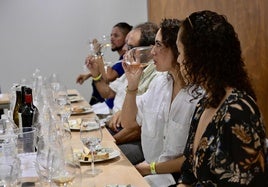 Un momento del taller de quesos intensos y vinos generosos de La Lechera de Burdeos.