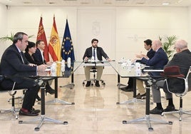 El jefe del Ejecutivo regional, Fernando López Miras, se reúne con la junta rectora del Colegio del Colegio de Ingenieros de Caminos de la Región de Murcia.