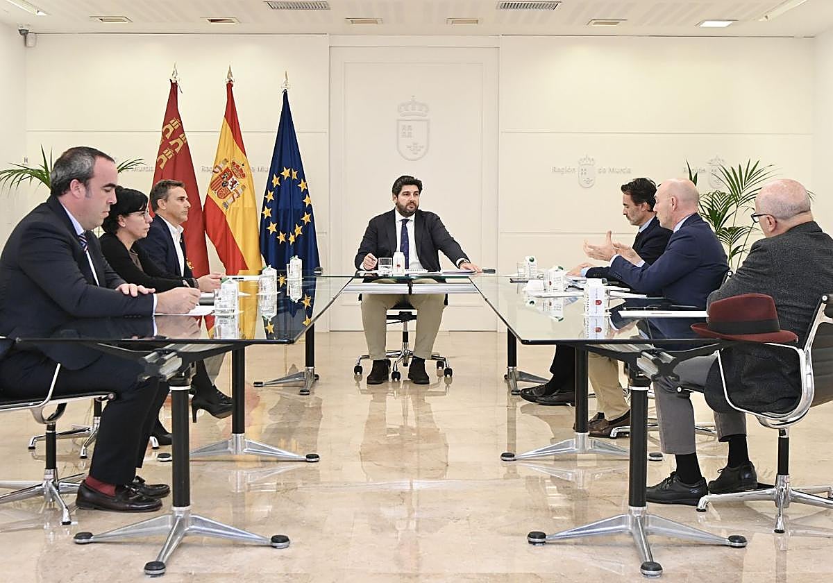 El jefe del Ejecutivo regional, Fernando López Miras, se reúne con la junta rectora del Colegio del Colegio de Ingenieros de Caminos de la Región de Murcia.