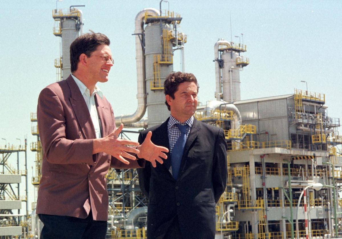 Mario Armero, a la derecha, junto a Gertjam Van Noppel, director del complejo de la Aljorra en el año 1999.