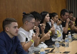 Varios asistentes al taller de queso de Región de Murcia Gastronómica.