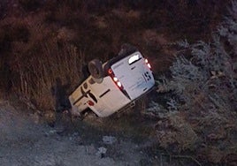 El vehículo, volcado, tras el accidente.