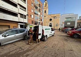 Equipo de Bomberos haciendo uso de un vehículo de Mercadona