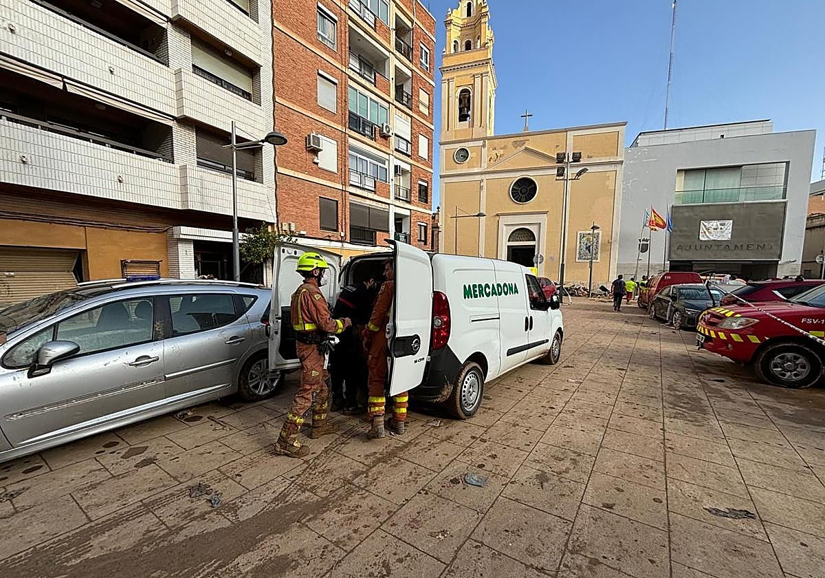Equipo de Bomberos haciendo uso de un vehículo de Mercadona