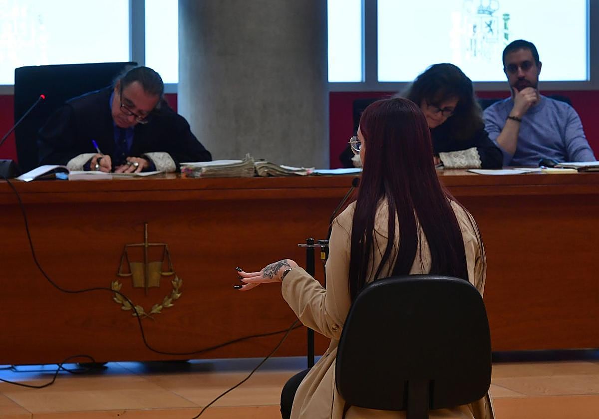 Marta Martínez, novia de Kevin, durante su declaración en el juicio.