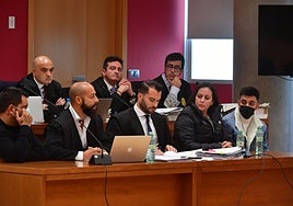 El Tente (d) junto a su madre, y su padre Inocente (i), con su abogado Jorge Novella.