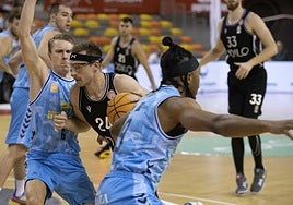 El americano Calvin Hermanson, rodeado, frente al Palencia.