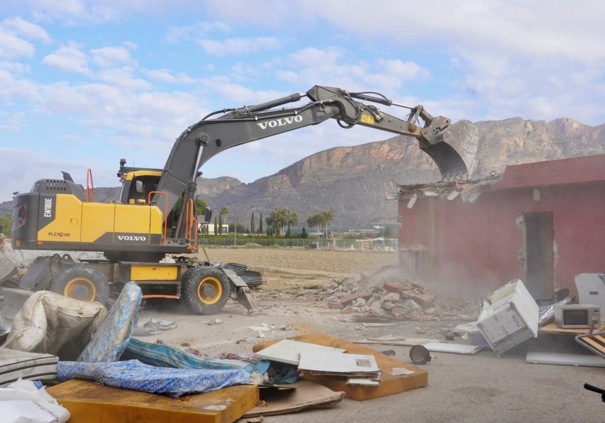 Demolición del antiguo Bar Mary con una pala, ayer por la mañana. En primer término, colchones, muebles y electrodomésticos.