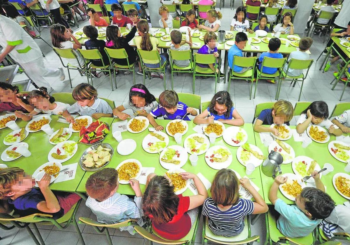 Alumnos en el comedor de un colegio, en una foto de archivo.