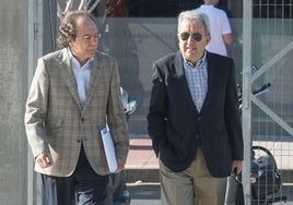 El exconsejero Antonio Cerdá (dch.), en 2018, cuando acudió a declarar al juzgado como imputado por el 'caso La Sal' , acompañado de su abogado defensor, Aurelio Llanos (izq.).